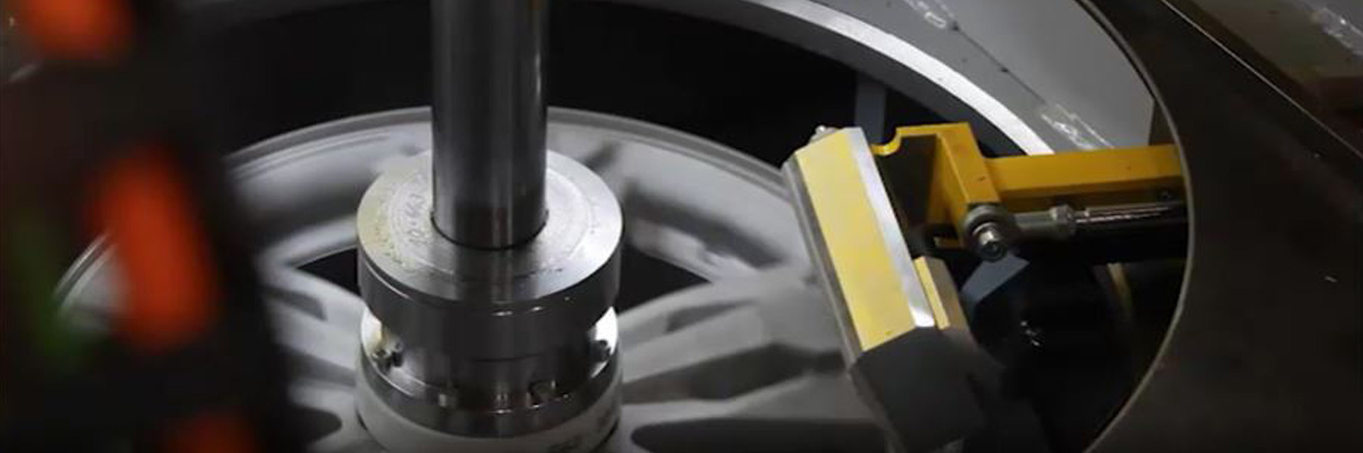 Bild von Felge in Maschine